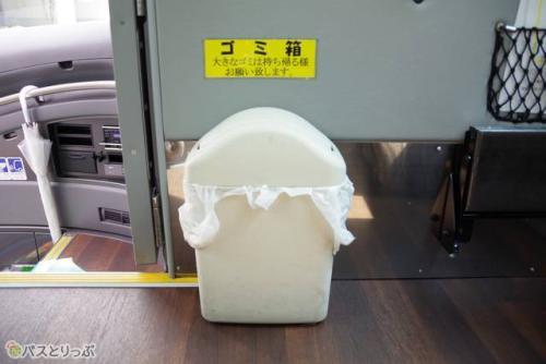 入口脇にはミニゴミ箱。助かる!