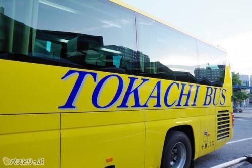 車体側面には青色のロゴ入り