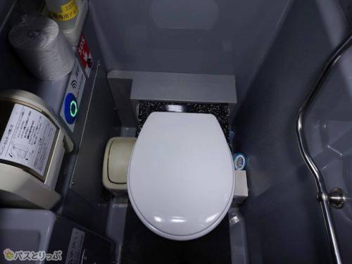 車両の中ほど、左手にはトイレが