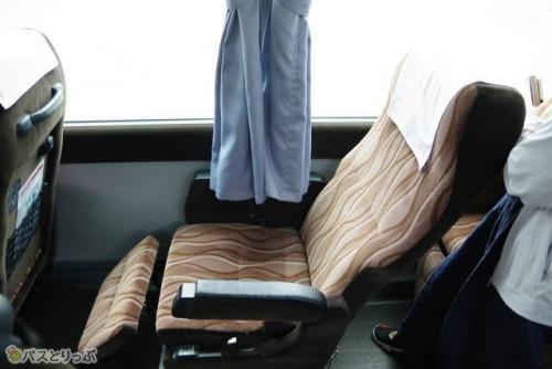 座席:リクライニング・レッグレストを出した状態