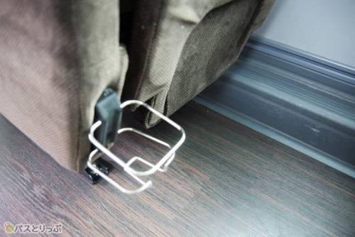 座席前の足元付近にはドリンクホルダー