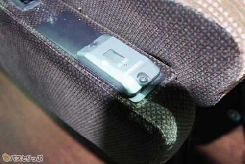 座席の脇には1人1つUSBポート完備