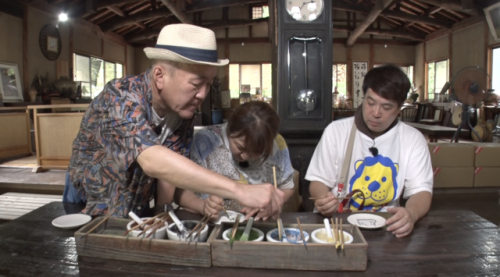 皿に絵を描く3人