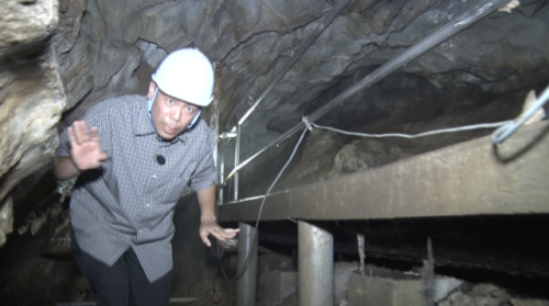 鍾乳洞を進むトシ