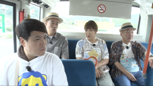 バスに乗る一行