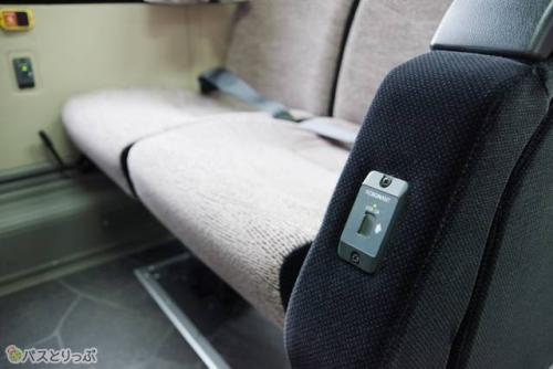 通路側座席の電源は、アームの下に