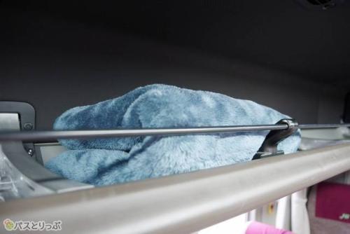 網棚には毛布もスタンバイ