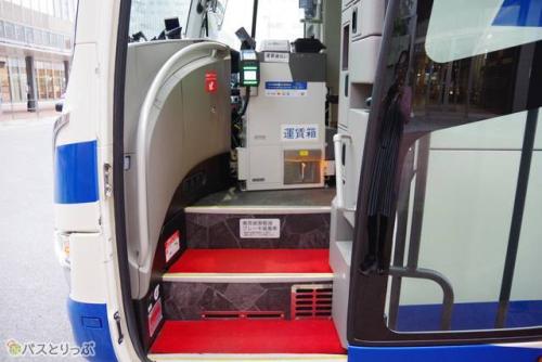 バス入口。タッチ式の決済機材がある