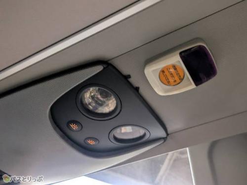 頭上には読書灯・空調・降車ボタン