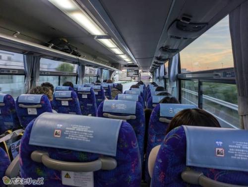 ほぼ満席の車内