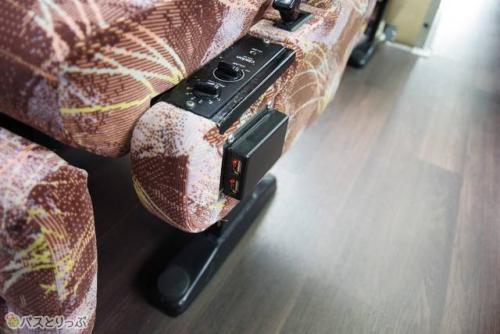 座席脇にUSBポート完備