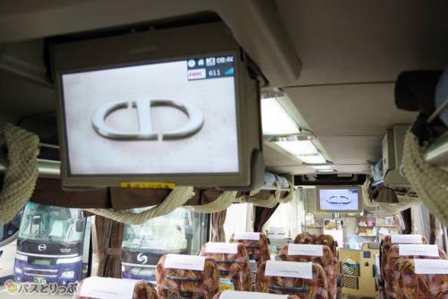 車内上部2カ所に車内モニターあり