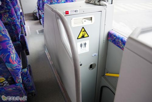 車内のトイレは中央付近