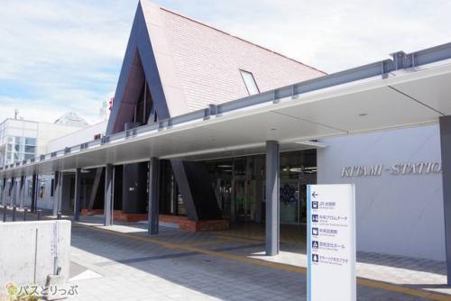 北見駅。中にはコンビニ「四季彩館」も