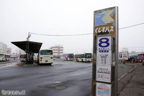 8番乗り場。後ろの方に小さく見えるのが釧路駅