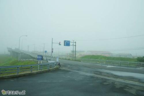 出発後しばらくは霧の中だったのが…