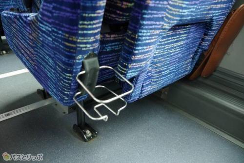 ドリンクホルダーは足元に