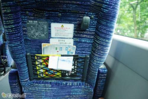 座席前面には網ポケットと荷物かけ、ゴミ袋もある