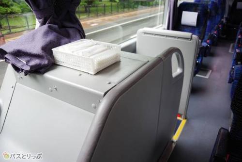 トイレは車両中央。おしぼりも自由に受け取れる