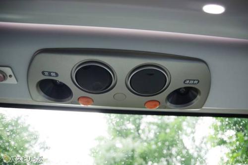 窓際席上部の空調と車内灯