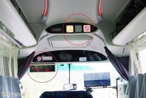 車内案内サインは上方、ミニ電光掲示板は前方左側に