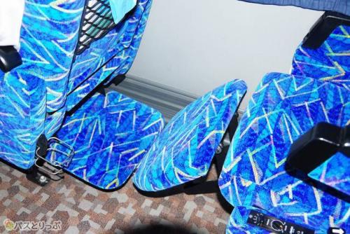 ドリンクホルダーは足元に