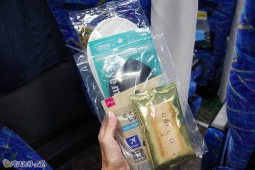 夜行バスに嬉しいアイテム4点セットが1座席に1つサービス!