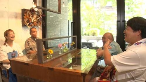 楽しそうに話す4人