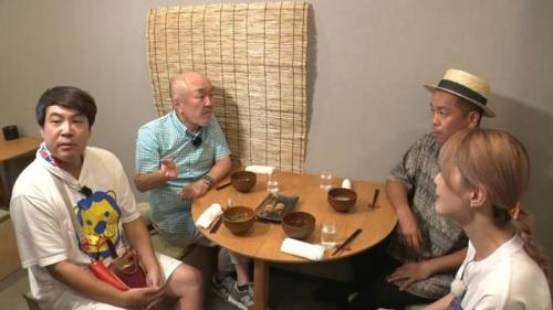 味噌汁を囲む4人