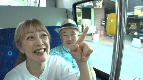 降車ボタンを押す松嶋