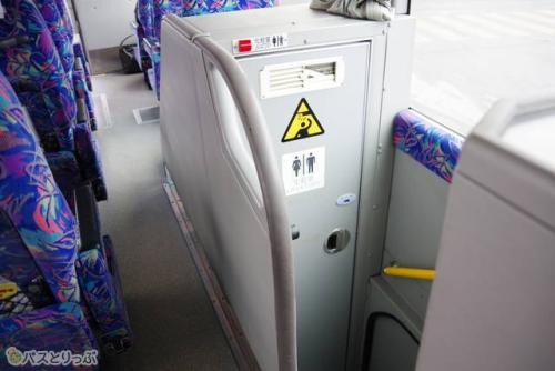 トイレは運転席側の車内中央