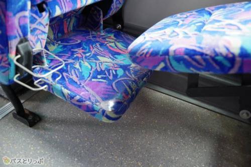 ドリンクホルダーは前シートの下部に