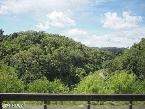 山間部を走っていきます