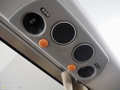 頭上でエアコン調整可能。暗い時間帯は読書灯も