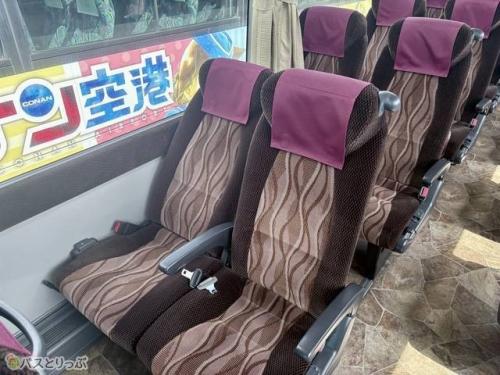 奥のシートがリクライニングした状態