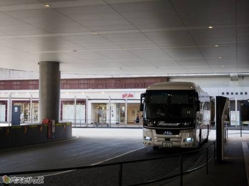 姫路駅バス乗り場に入ってくるプリンセスバード