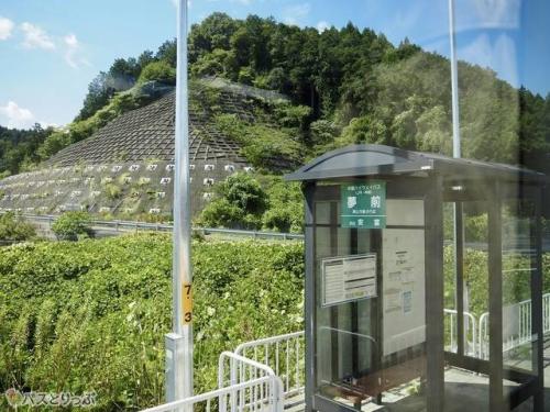 多くのバス停に停まります