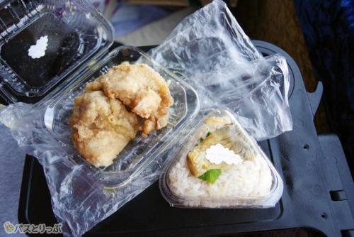 北海道名物・ザンギと燻製魚のおにぎり。バス車内でいただきました！
