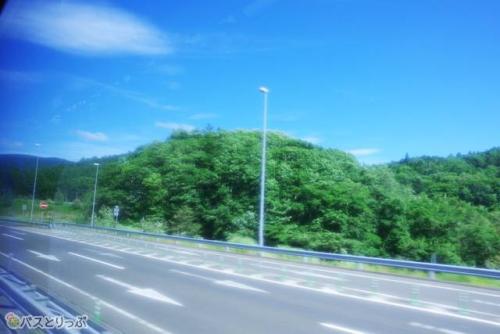 車窓風景を楽しめるのは昼行便の特権