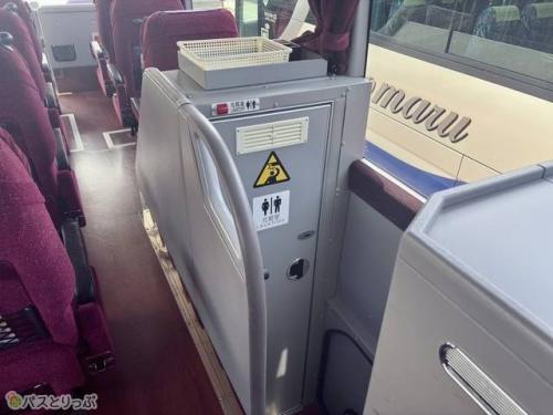 トイレは中央付近に