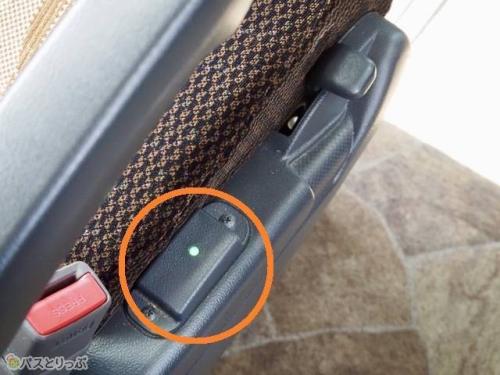 通路側席は通路の方にUSBポートがあります