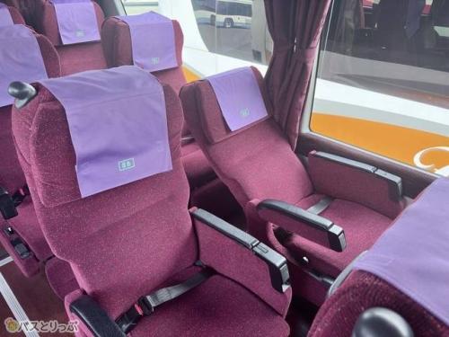 手前がリクライニング前。奥がリクライニング後