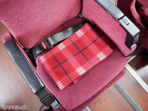 荷物棚には自由に使えるブランケットが！