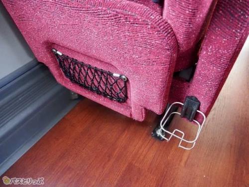 足元にドリンクホルダー。フットレスト裏に小物入れネットも