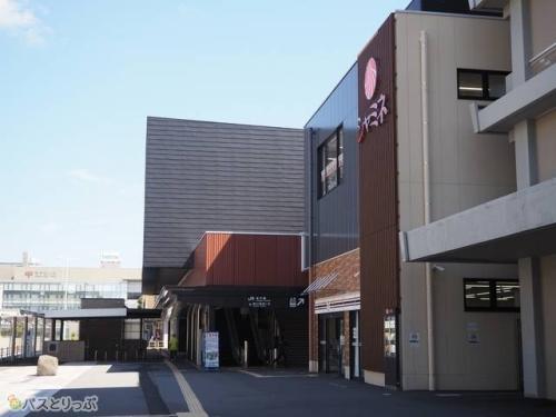 おみやげ屋やコンビニもあるJR米子駅