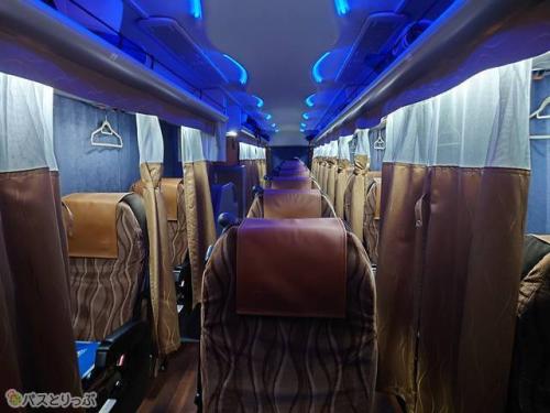 シート配置は横3列・奥に向かって10列