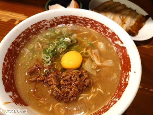 徳島ラーメンには生卵を入れて食す!