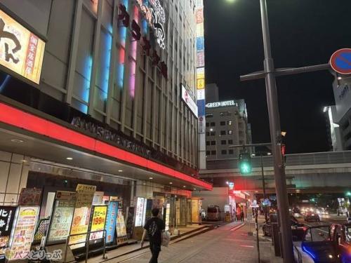 駅から道を一本渡って西へ