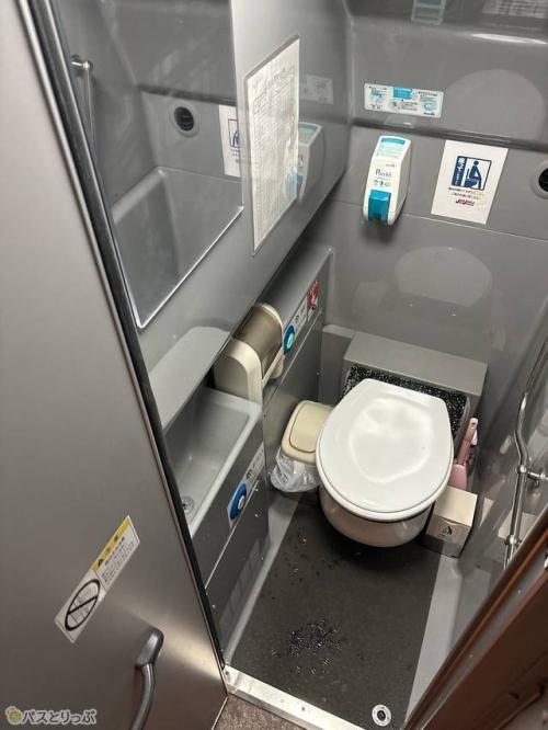 車内トイレ。手洗い場も付いていますよ
