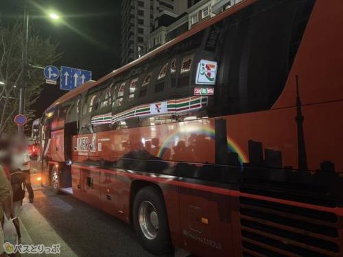 列に並んで乗車します